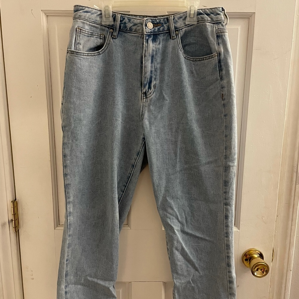 Pacsun Mom Jeans, size 29, light wash color.